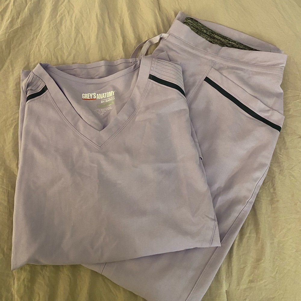 2XL lavender greys anatomy scrubs, never worn they didn't fit